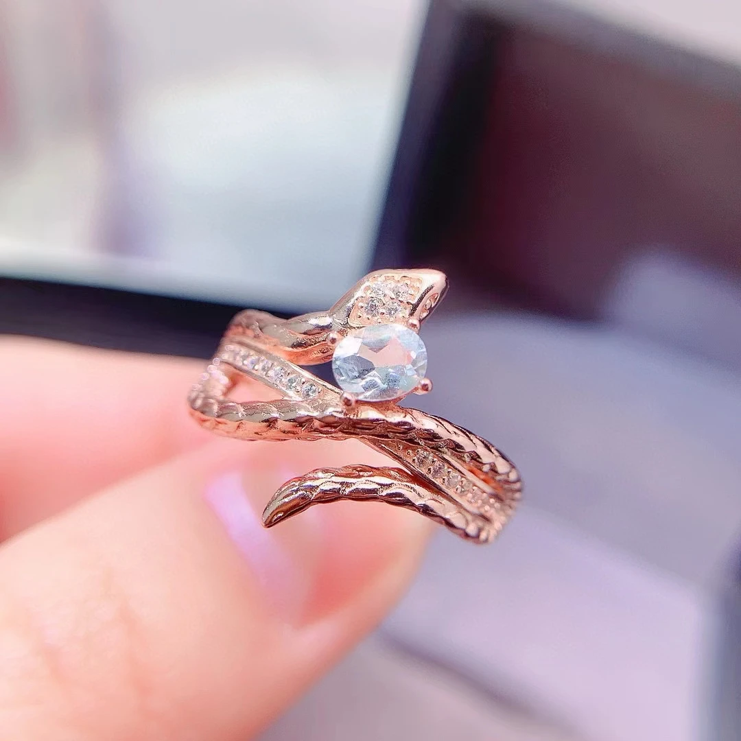 

Женское кольцо из серебра 925 пробы с натуральным белым топазом