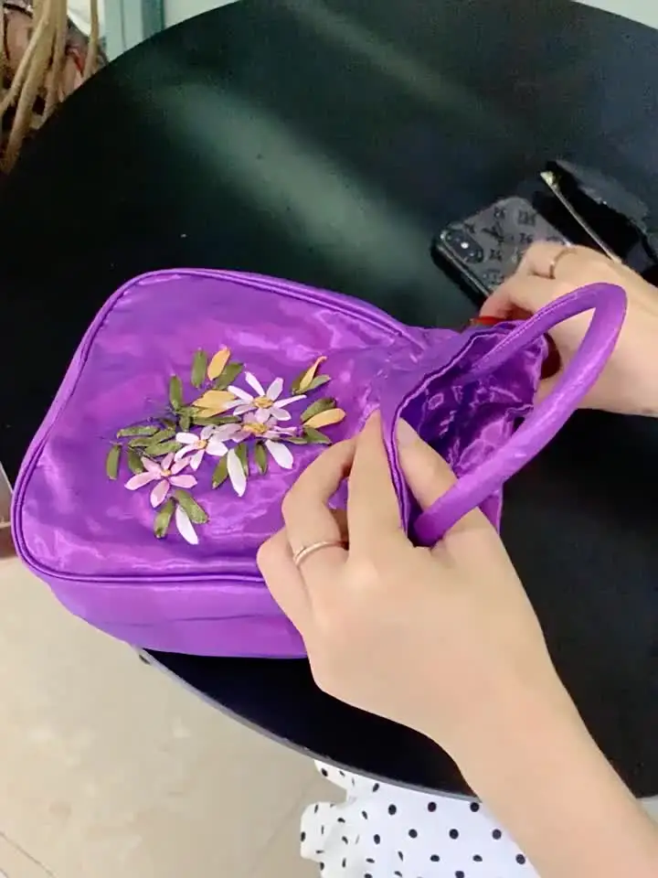 Атласная женская сумка на шнурке с цветочным рисунком