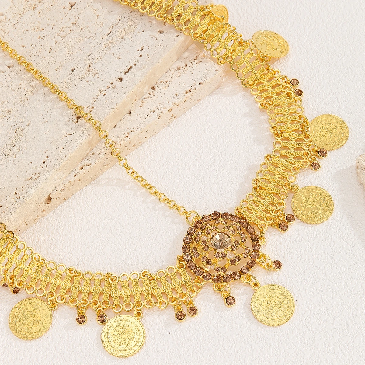 تاج جبين ذهبي بعملات متدلية – تصميم شرقي فاخر