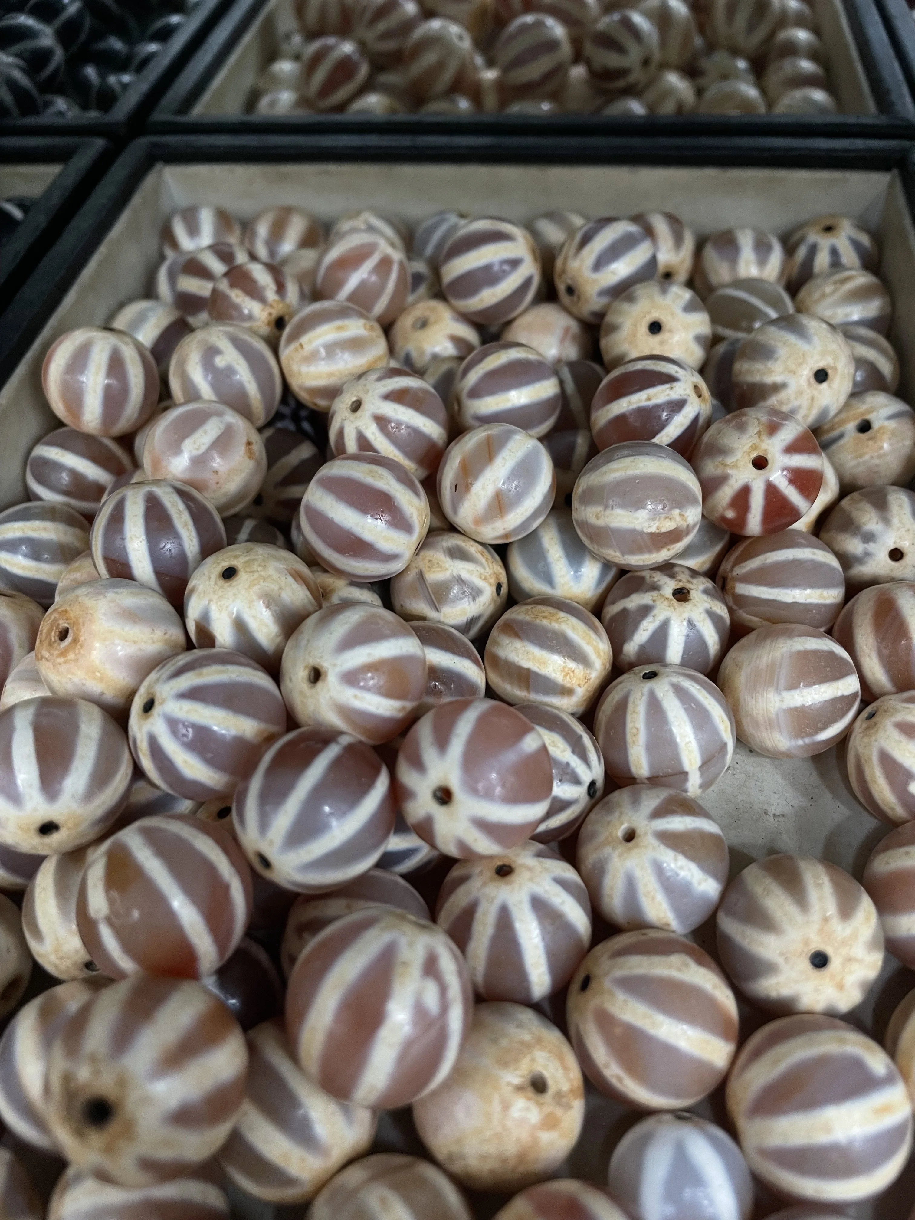 

Набор из 20 шт. энергетических тибетских старых агатов, тыквы, венных круглых бусины дзи для изготовления ювелирных изделий 2022 Amulet UPD1101A83, оптовая продажа