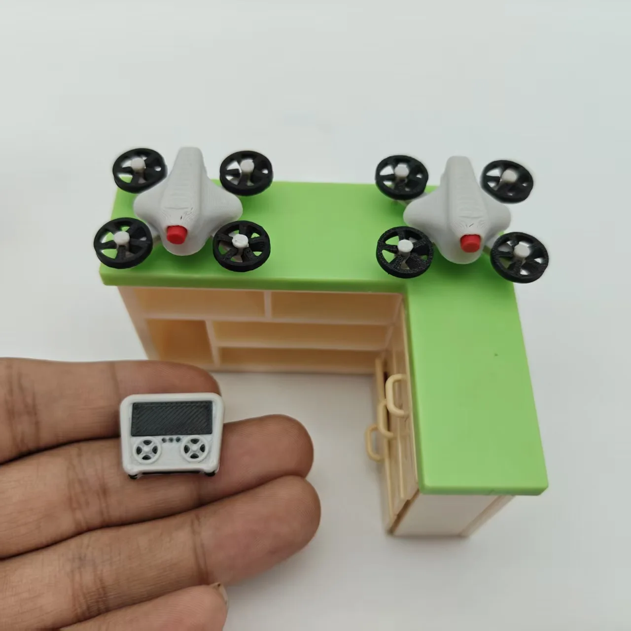 Set di 1 Drone in Miniatura 1:12 per Casa delle Bambole, Accessorio UAV con Telecomando, Modellino Finto per Scenari, Decorazione in Miniatura per Casa - Image 5