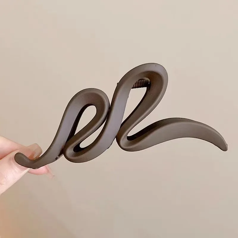 Elegant 13cm Matte Acrylic Wave Hair Claw Clip - 4 Chic Colors