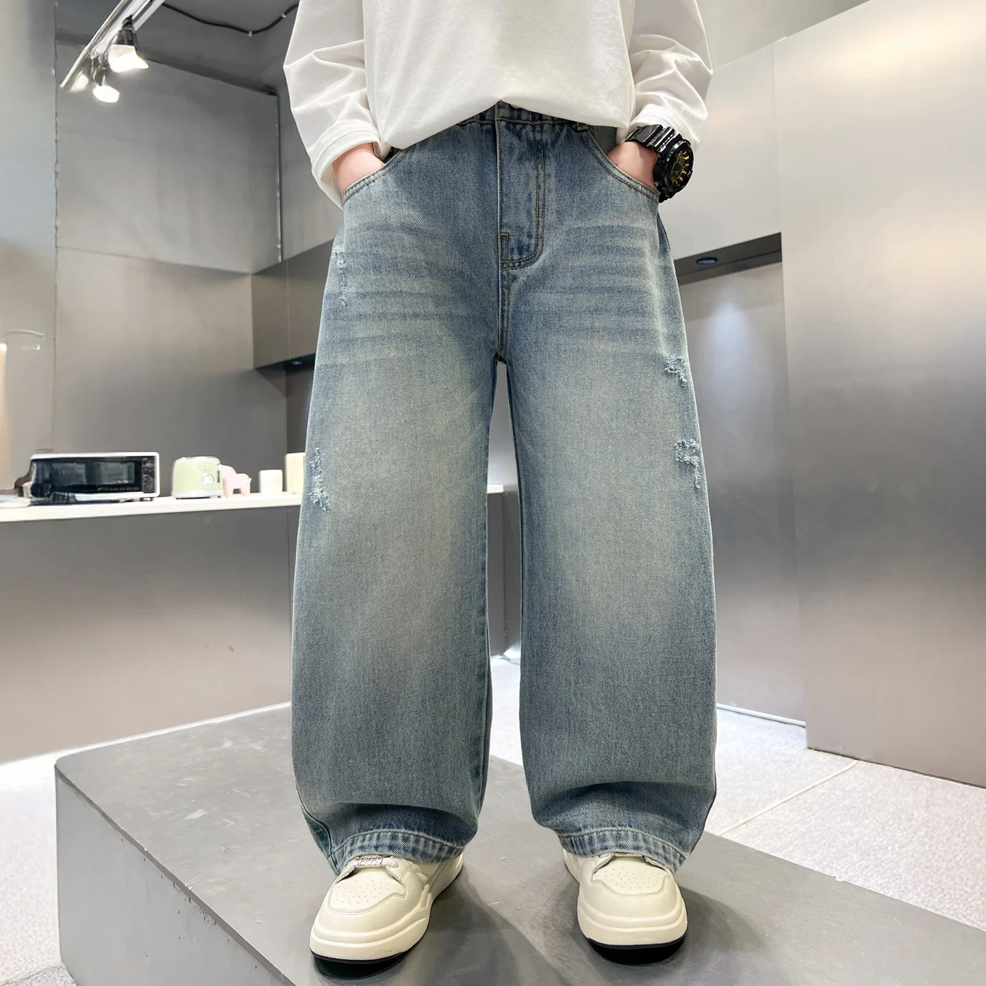 2026 소년용 와이드 레그 청바지 라이트 블루 디스트레스드 데님 팬츠 그린 스티칭 백 포켓 스트리트 스타일 키즈 바지 4-14세 패션