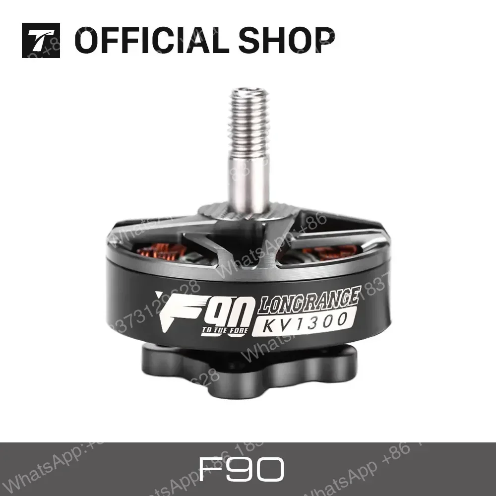 Gros plan sur un moteur F90 KV1500 pour drone RC, montrant les détails du bobinage.