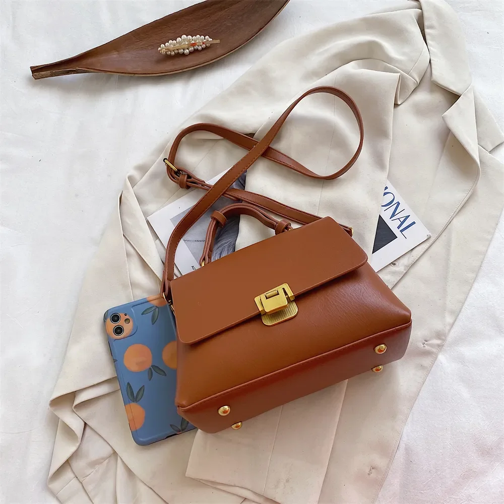 Retro-Handtaschen für Damen 2023, neue Designer-Umhängetasche, Klappenform, reine Farbe, Schulter-Umhängetaschen mit goldener Haspe_voghion.com