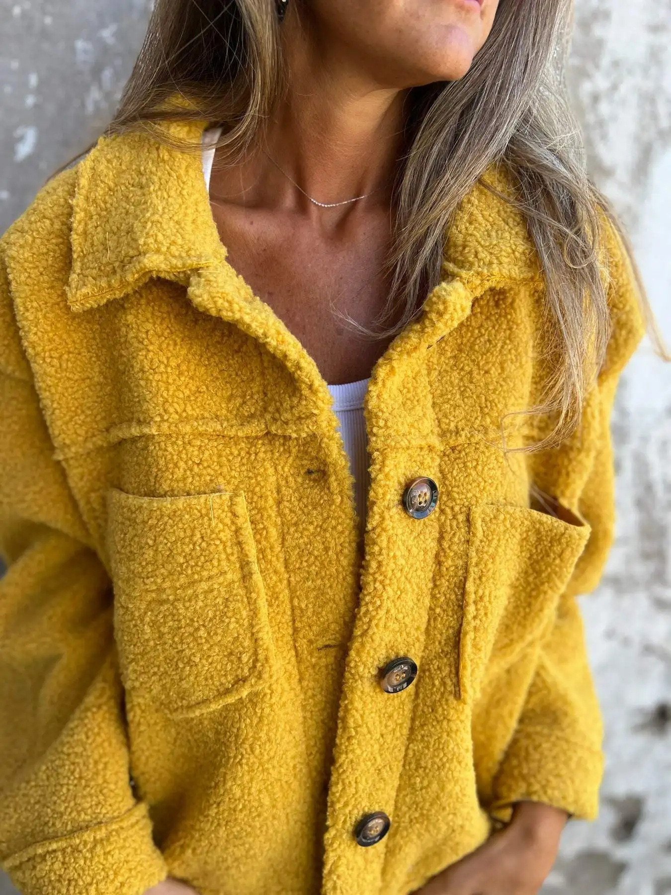Veste teddy Oslo Cozy portée avec denim en automne