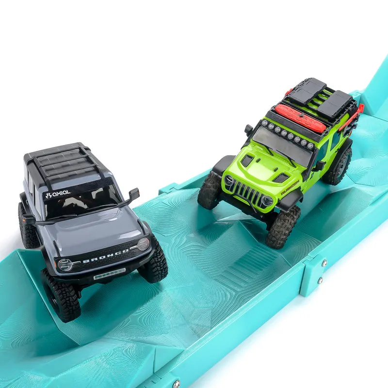 PYFORE 1/30 1/24 RC Crawler en action sur un pont obstacle, démontrant ses capacités tout-terrain pour SCX30