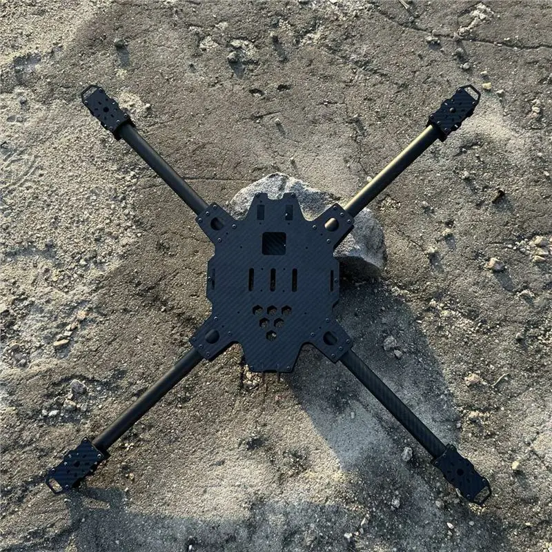 Kit cadre FPV 15 pouces fibre carbone pour drone freestyle RC - BTLIFE, bras du châssis montrant le motif en fibre de carbone.