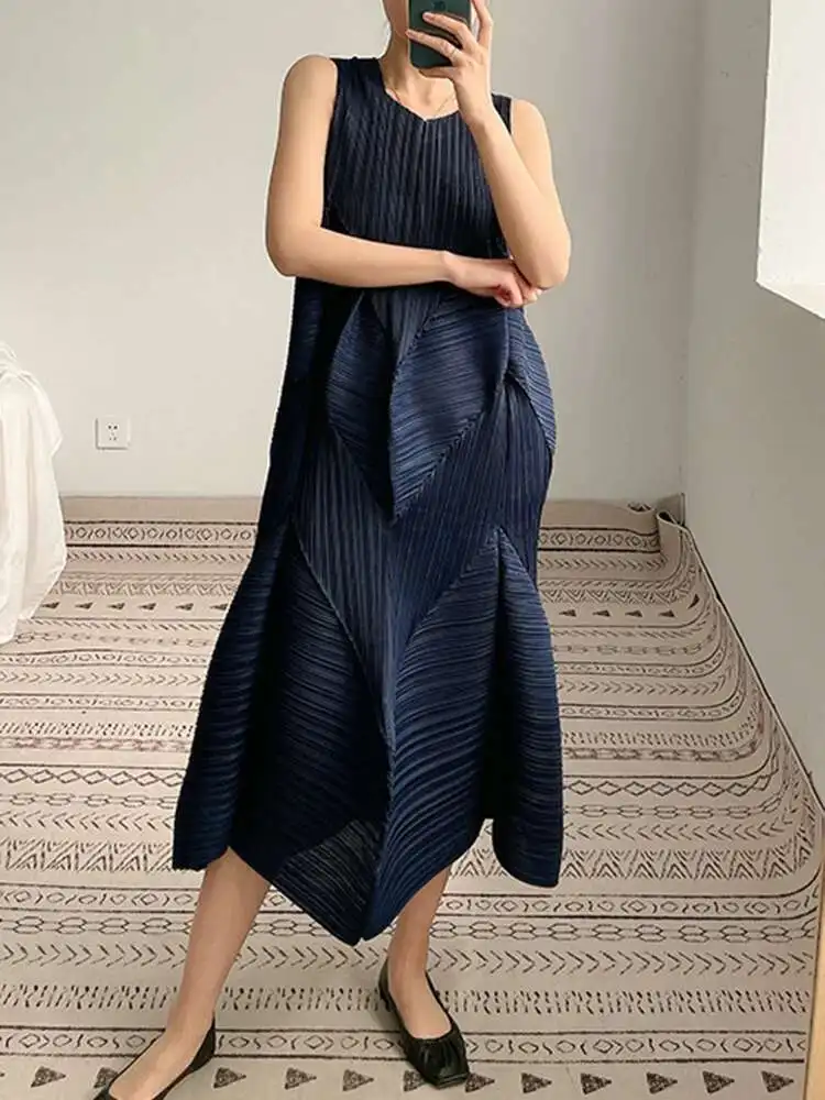 LANMREM Casual Pleated Dress For Women V-neck Sleeveless A-line Maxi Dresses Designer Female Clothing 2025 Summer New 2YA505 - Image 2