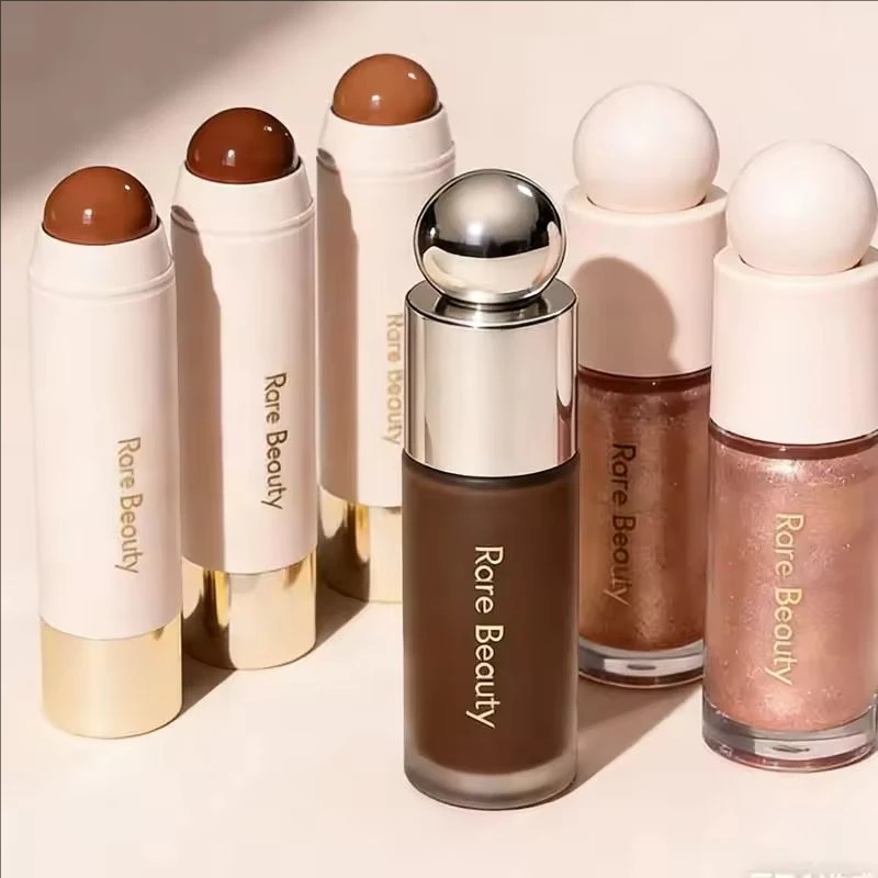 Set trucco Rare Beauty: liquido per il viso, bronzer, stick per contouring, correttore, crema per contouring del naso, ombretto, fondotinta nutriente e illuminante._voghion.com