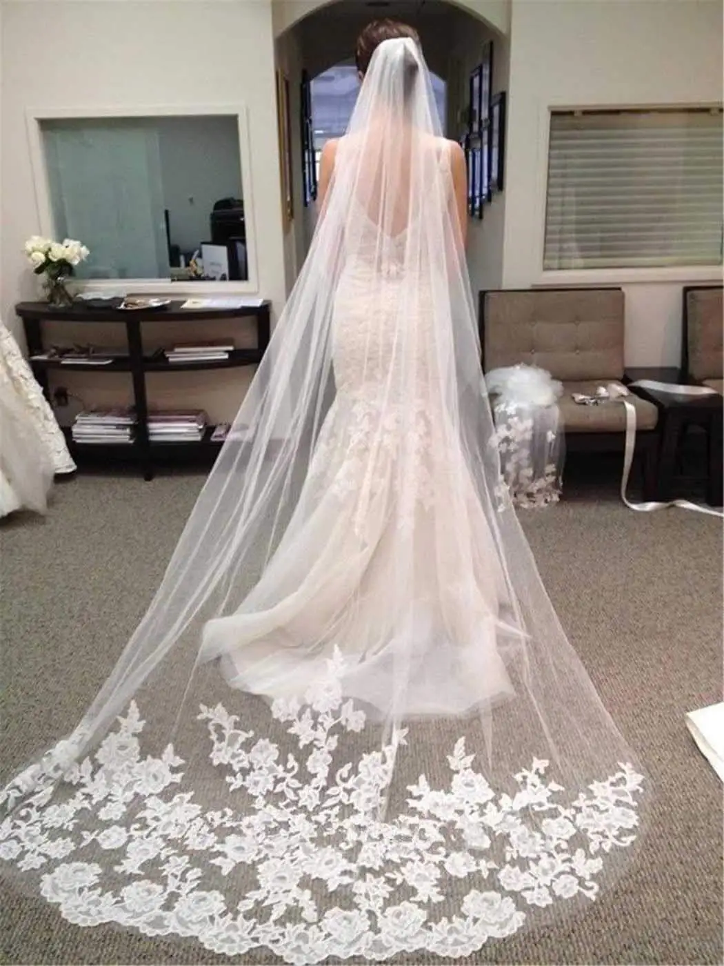 

Wedding Veil Bridal Veil Embroidery Lace Edge Bride with Comb Cathedral Length Hair Accessories