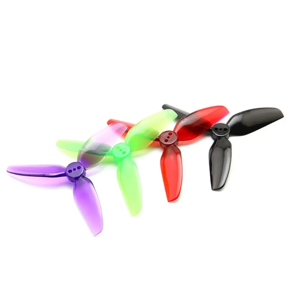 Vue rapprochée des hélices HQProp T3X3X3 3 pouces 3 pales PC pour drone course
