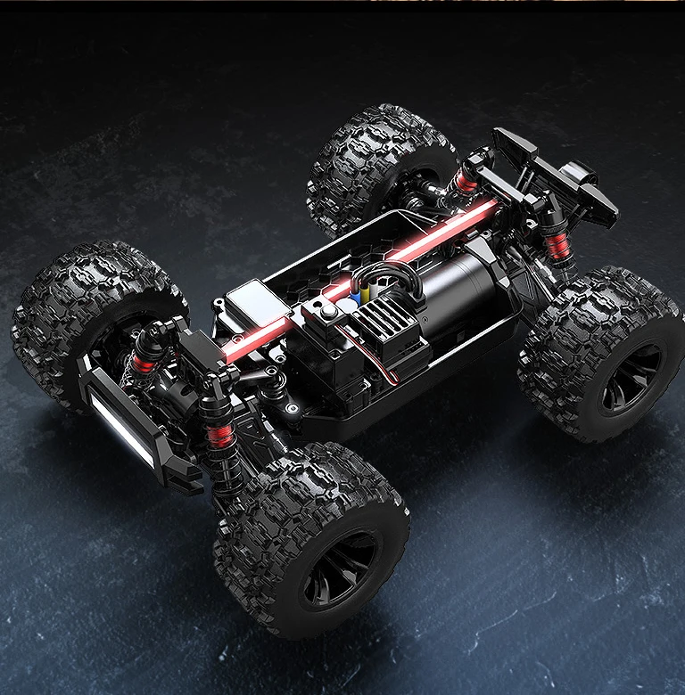 Premier plan de la voiture télécommandée MJX HYPER GO 14207 14208 1/14 montrant le moteur brushless et la suspension.