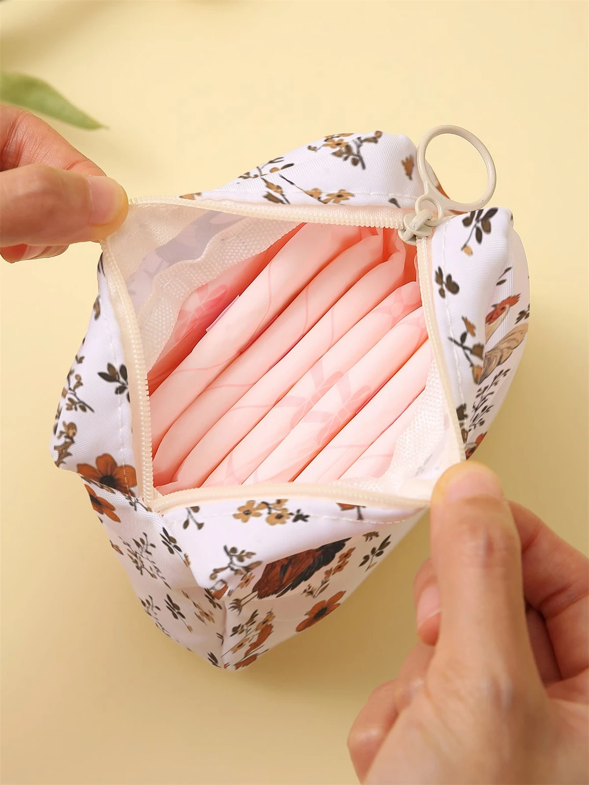 Cartoon hen pattern printed sanitary napkin storage bag, women's lightweight tissue bag, sanitary tissue bag