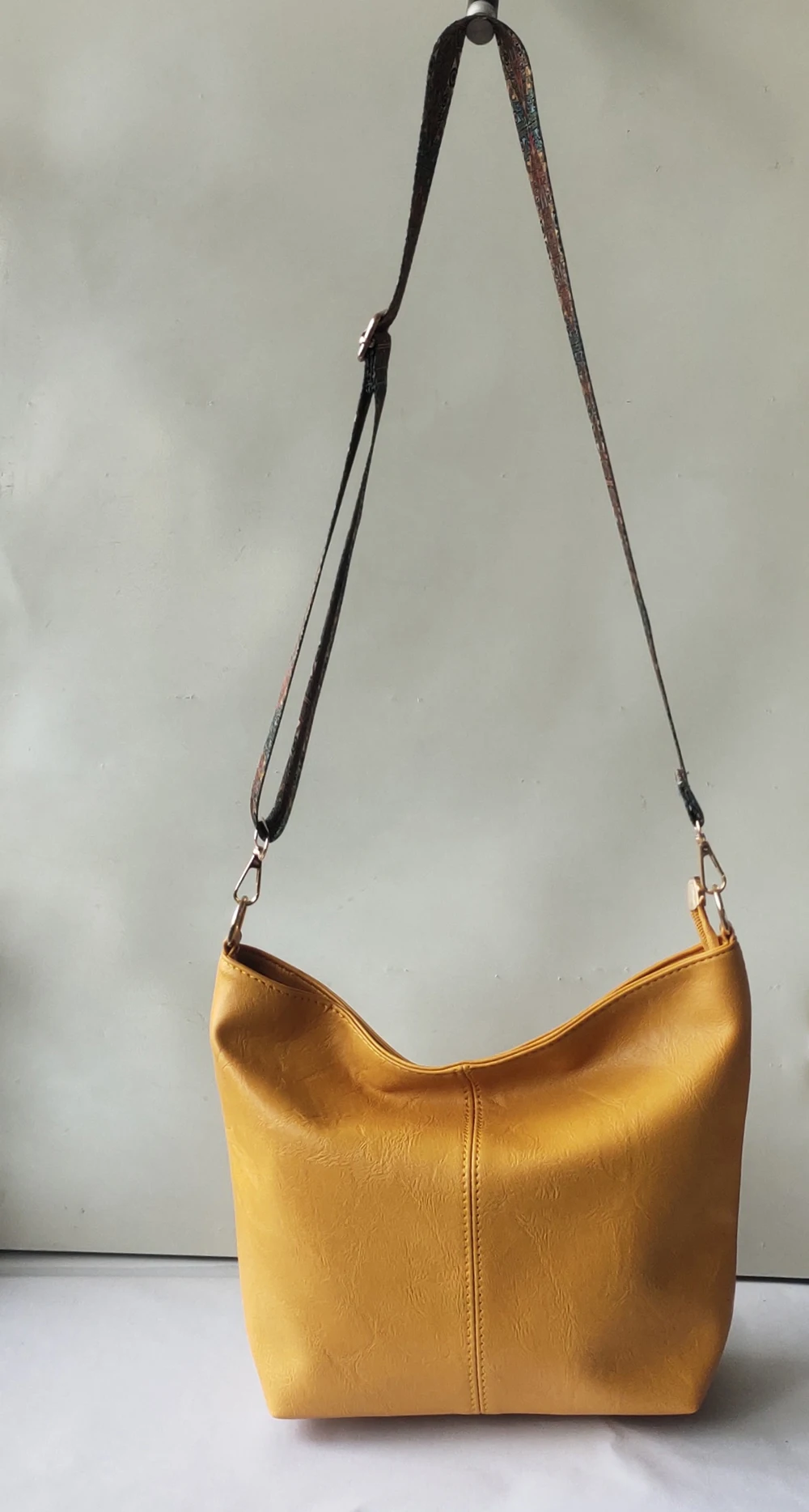 Modische Umhängetasche mit breitem Schultergurt, Retro-Umhängetasche für Damen aus PU-Leder, lässige Beuteltasche – Detail 8