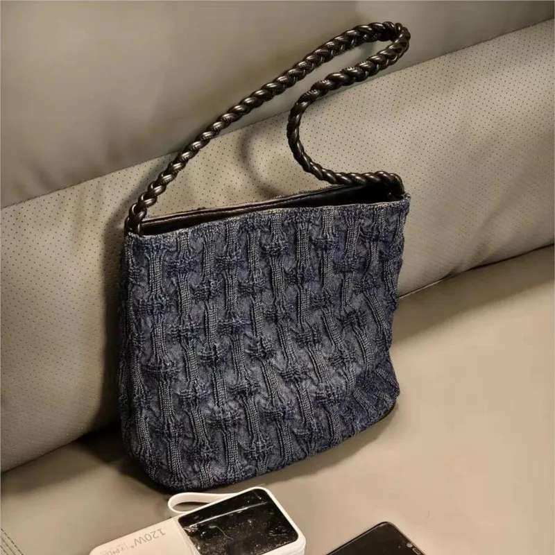 Retro Denim Crinkle Tote Bag Women Woven Strap Large Capacity Bucket Bag Ladies Casual Versatile Commuter Sle Underarm Bag 2025