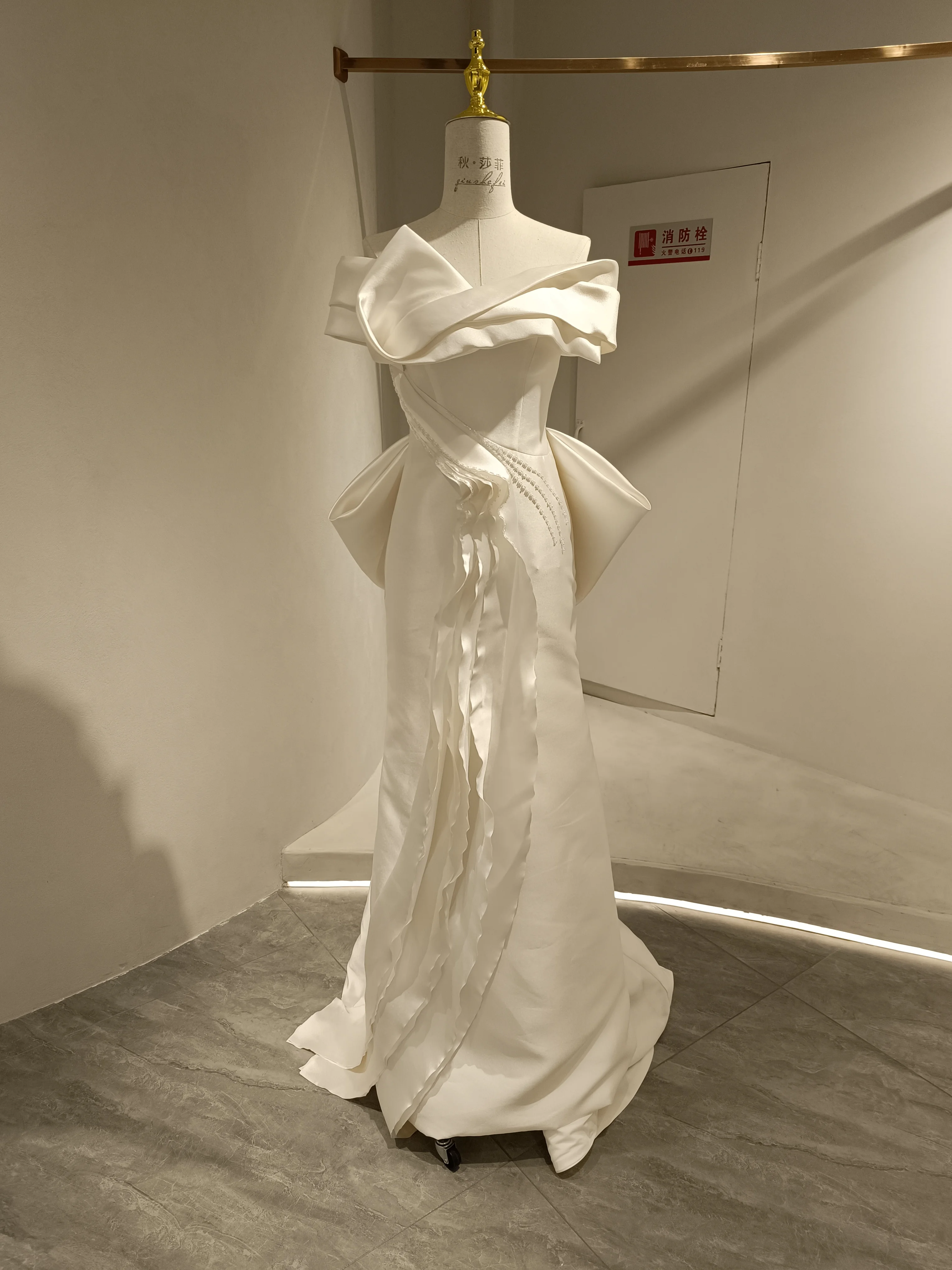 인어 미카도 다층 접이식 넥 진주 크리스탈 층층 디자인 웨딩 원피스