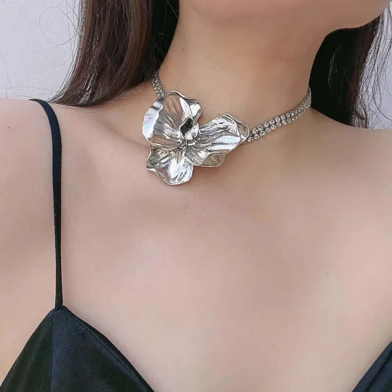 Retro Luxury Sparkling Diamond Metal Large Flower Necklace Women's Unique Personality Choker Petal Clavicle Chain Necklace
