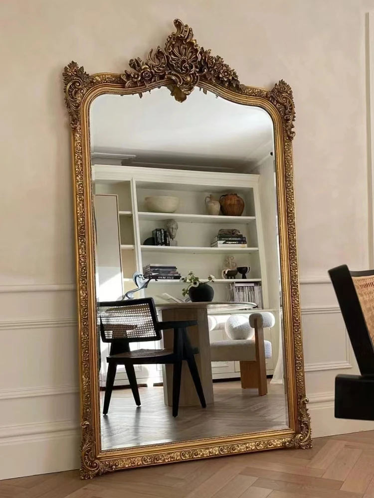 Carvers use floor-to-ceiling mirrors, cloakrooms, luxurious clothes against the wall, and large mirrors.