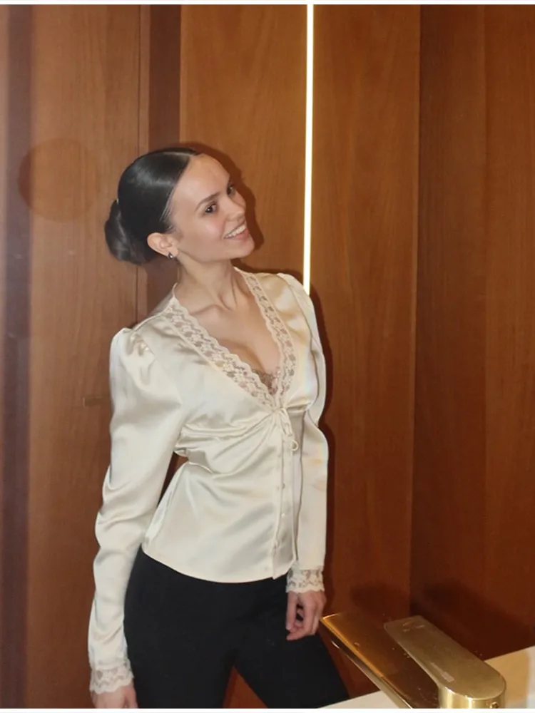 Elegante Damenbluse aus Satin mit Spitzenbesatz, modische Puffärmel, tiefer V-Ausschnitt, Schnürung vorne, Knopfleiste, stilvolles Outfit für Party, Date oder Club. – Detail 6