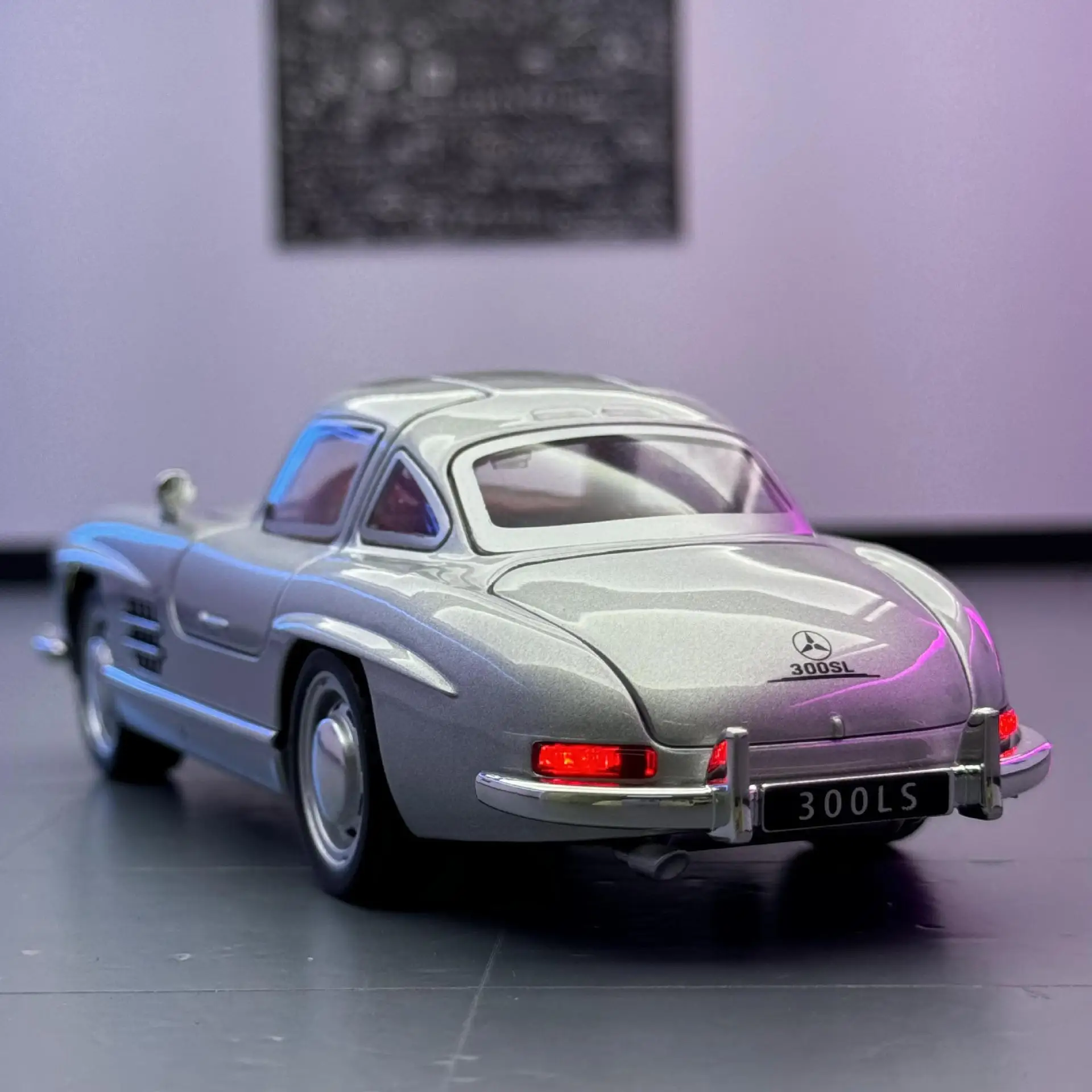 1:32 Mercedes-Benz 300SL Alloy Car Model Sound and Light Pull Back Children's Toy Collectibles Birthday gift 2