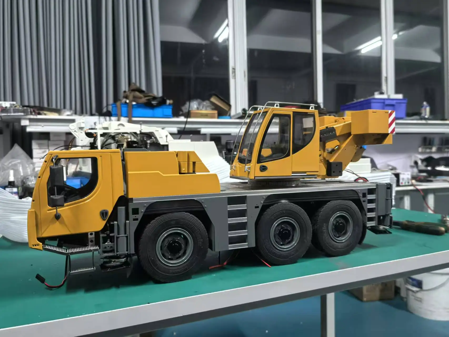 Eyewhale D1050 1/14 6 Axles RC Hydraulic Mobile Cranes Truck Remote Control Construction Vehicle Toy Model Gifts 2
