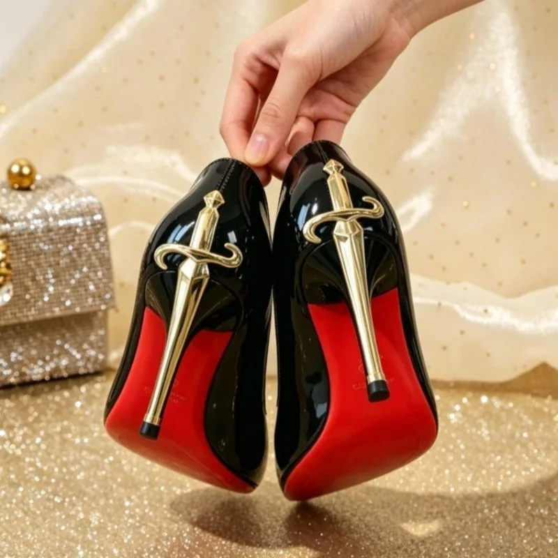 2026 Neue Rote Sohle High Heels Damen Stiletto Spitze Zehe Metall-Schwert-Design Sexy Damen Schwarze Lackleder Pumps