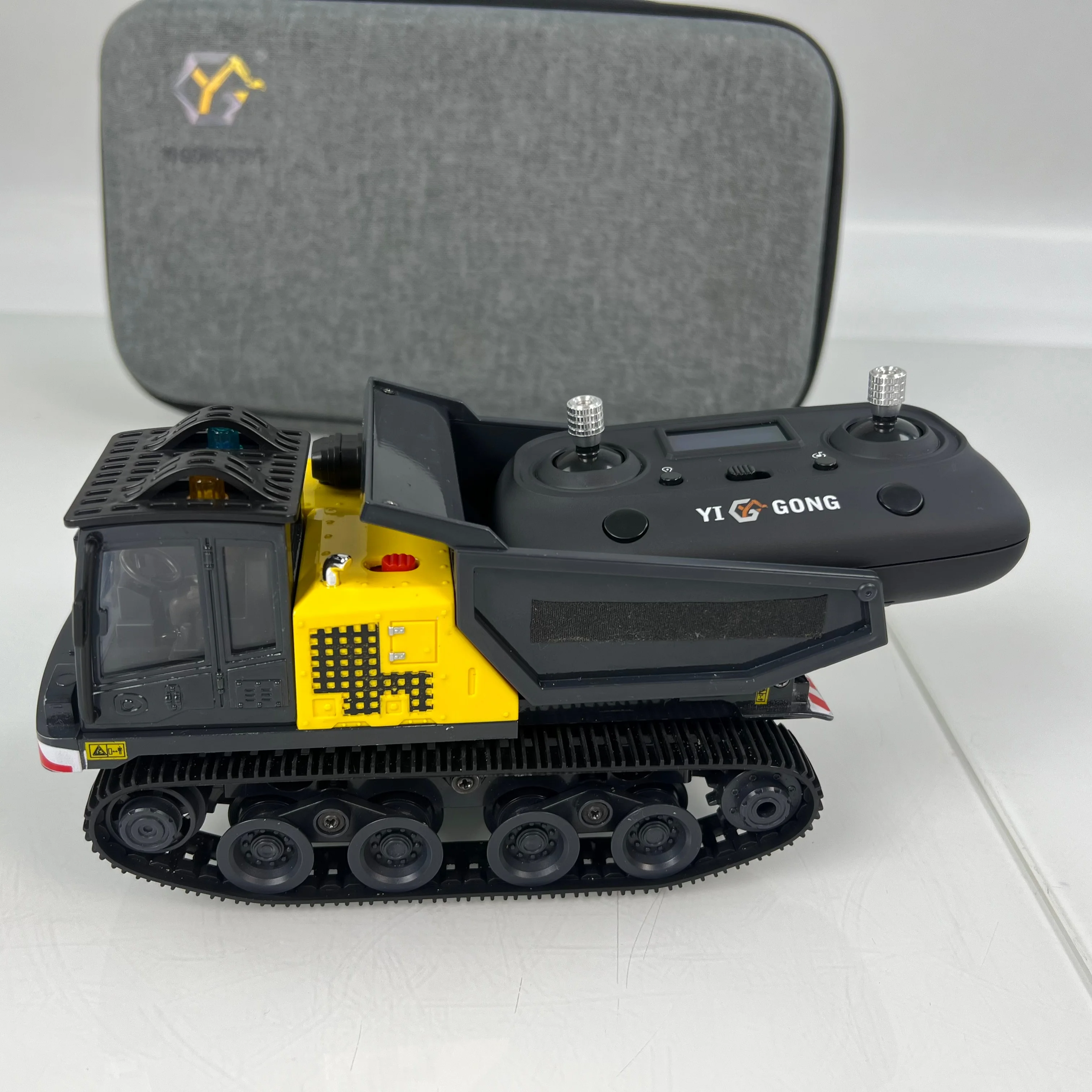 Camion benne basculante RC T14R Panther 1/50 en action, benne levée avec lumières et sons activés