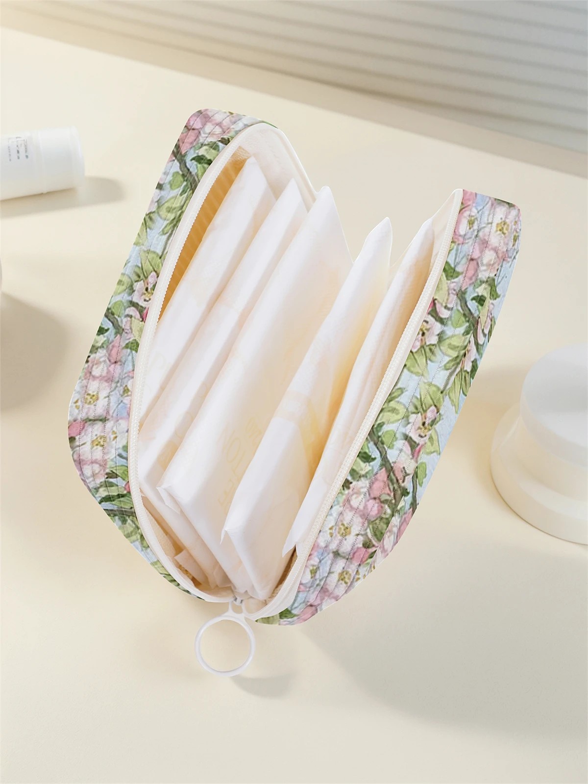 Cute cat pattern printed sanitary napkin storage bag, women's lightweight tissue bag, sanitary tissue bag