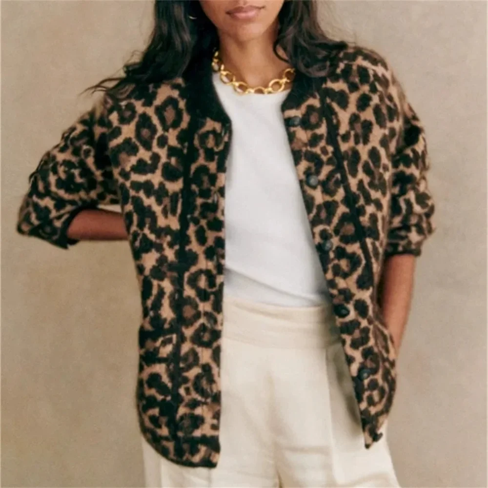 

Женский однобортный свитер с леопардовым принтом и длинным рукавом