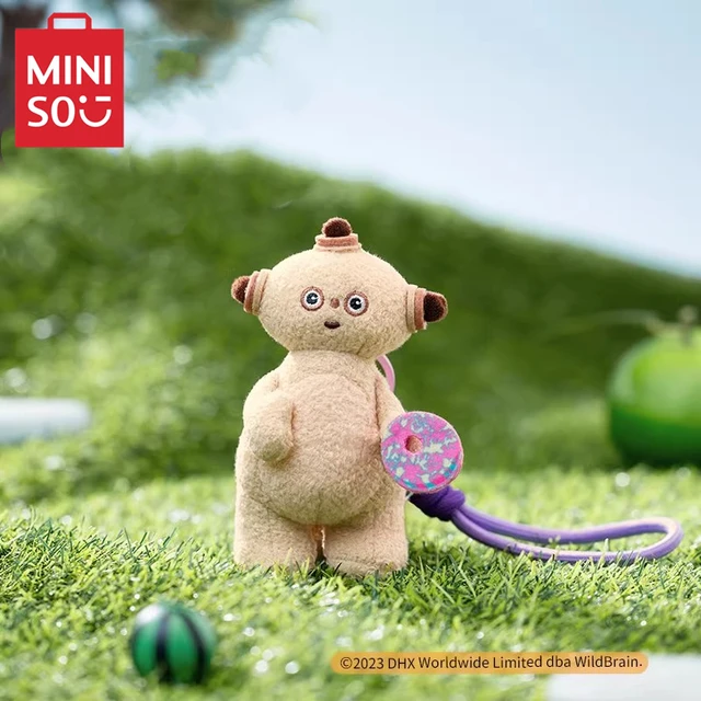 마카 파카와 톰 블리브의 귀여운 봉제 펜던트로 마법 같은 밤의 여정을 떠나세요.