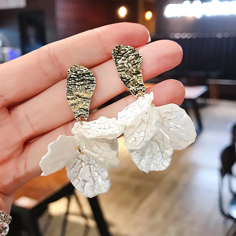 Korean White Acrylic Flower Petal Drop Earrings For Women's Fashion Statement Shell Flower Trend Alloy Pendant Earring Jewellery