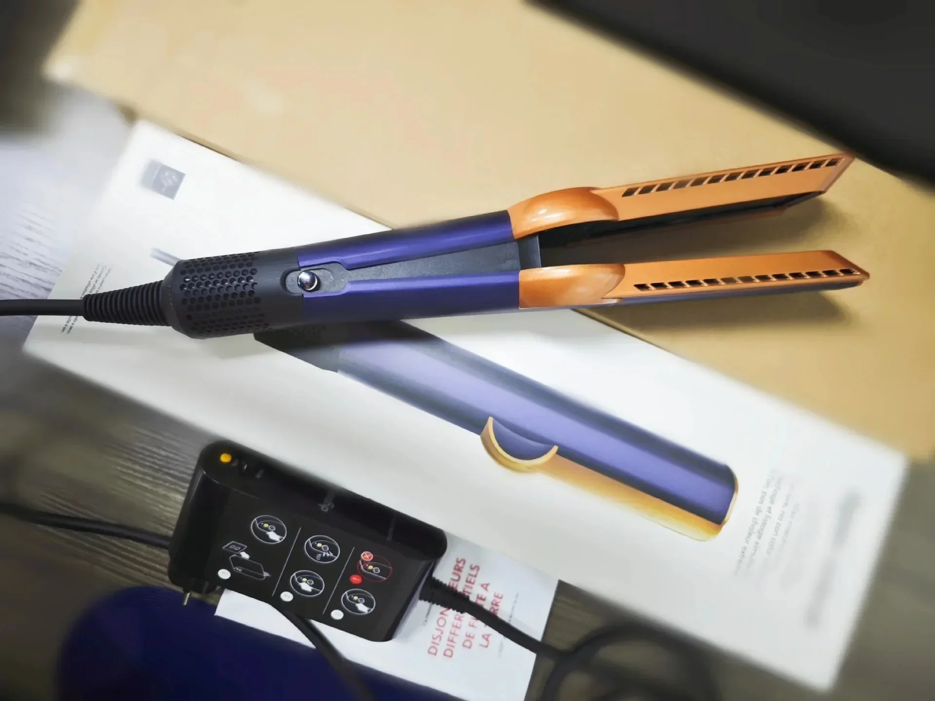 Description Picture 5 of itemProfessional High-Speed Hot Air Hair Straightener/Wet and Dry Use/Blow Dry Straight Hair Long-Lasting Styling Tool curling iron