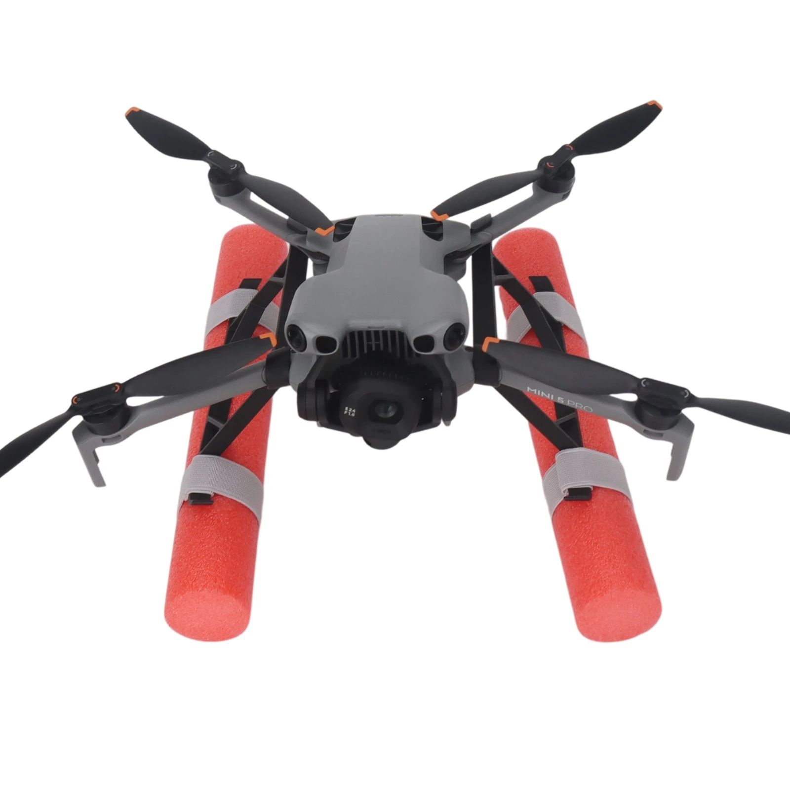 Tige de flottabilité pour DJI Mini 5 Pro fixée sous le drone, prête pour un décollage sur l'eau.