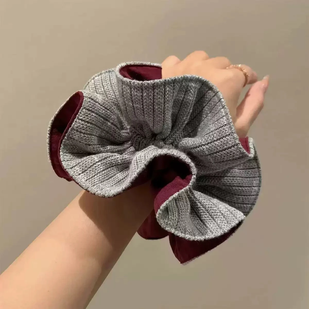 1 Stück gestrickter Haargummi im koreanischen Stil für Herbst/Winter, modischer doppellagiger, kontrastfarbener, plissierter Spleißgarn-Haargummi – Detail 5