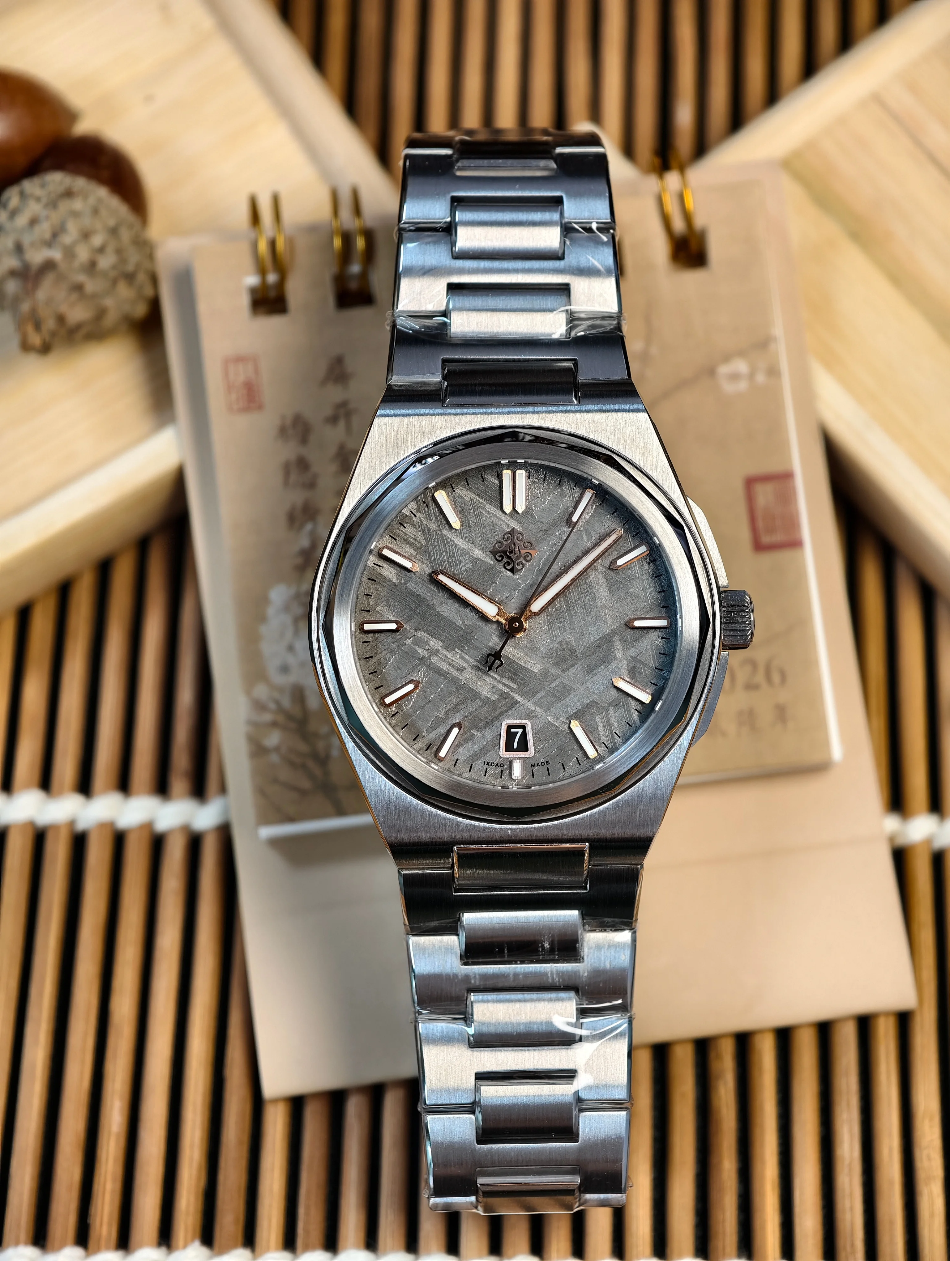 Ixdao Space Warrior 37.5 mm integrated bracelet Meteorite dial watch