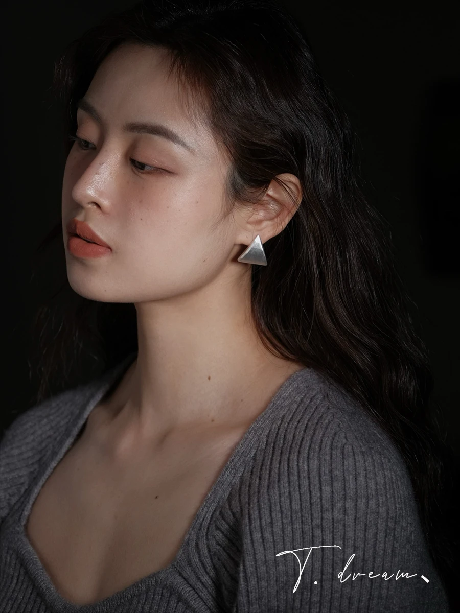 

Minimalist Commuting Triangle Metal Earrings for Female Crowd Design High Quality Earrings and Earstuds