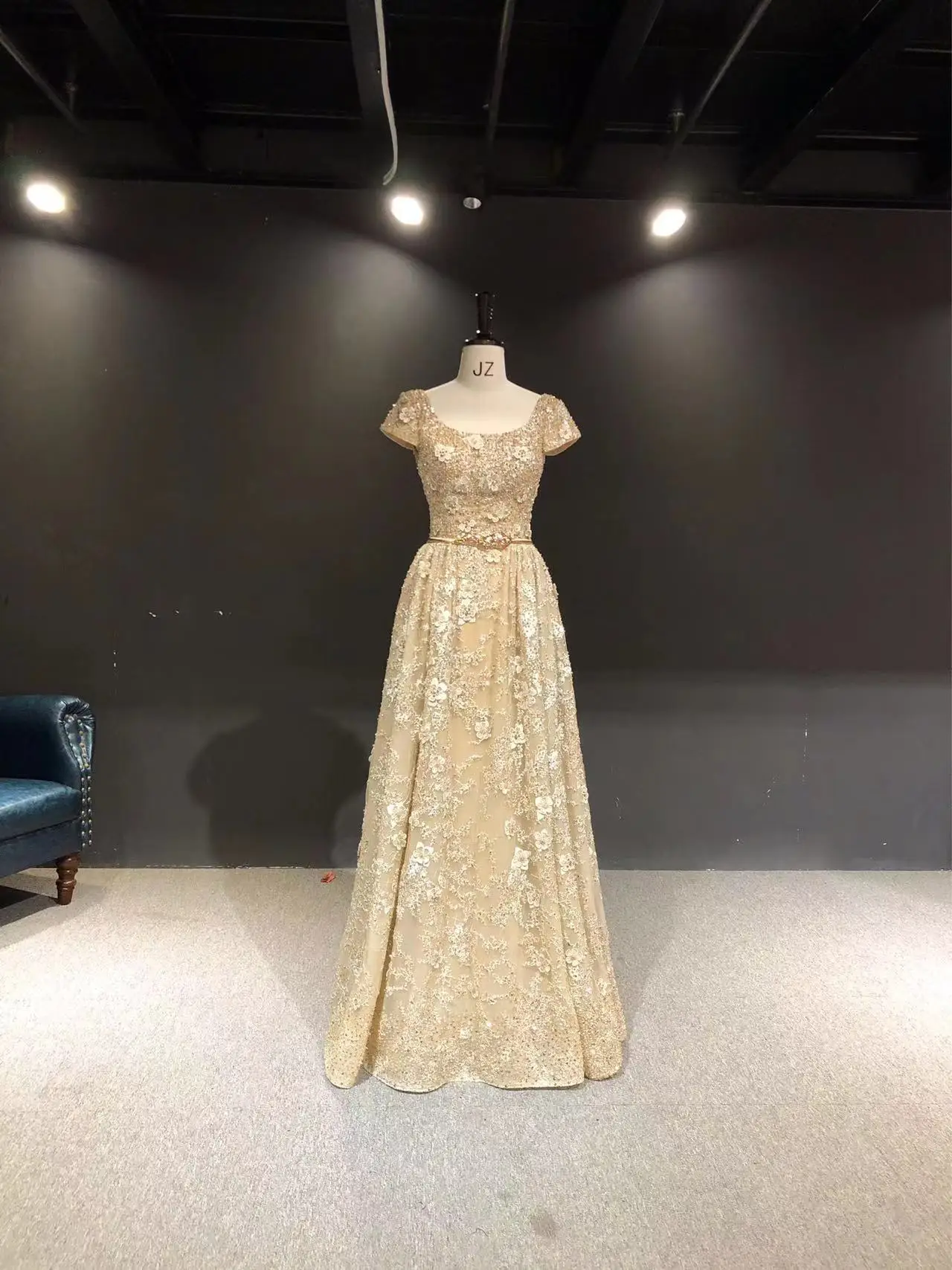Рисунок 5 - Винтажное вечернее платье Elie Saab цвета шампанского