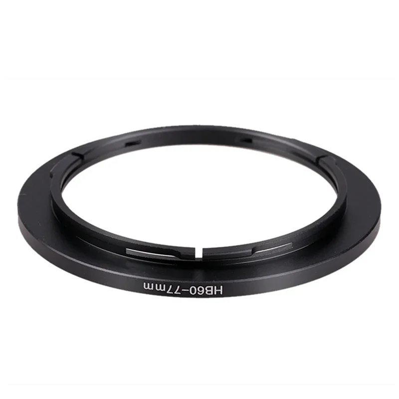 Adaptateur de filtre B60-77mm en métal pour Hasselblad, posé sur fond noir, avec reflets métalliques.