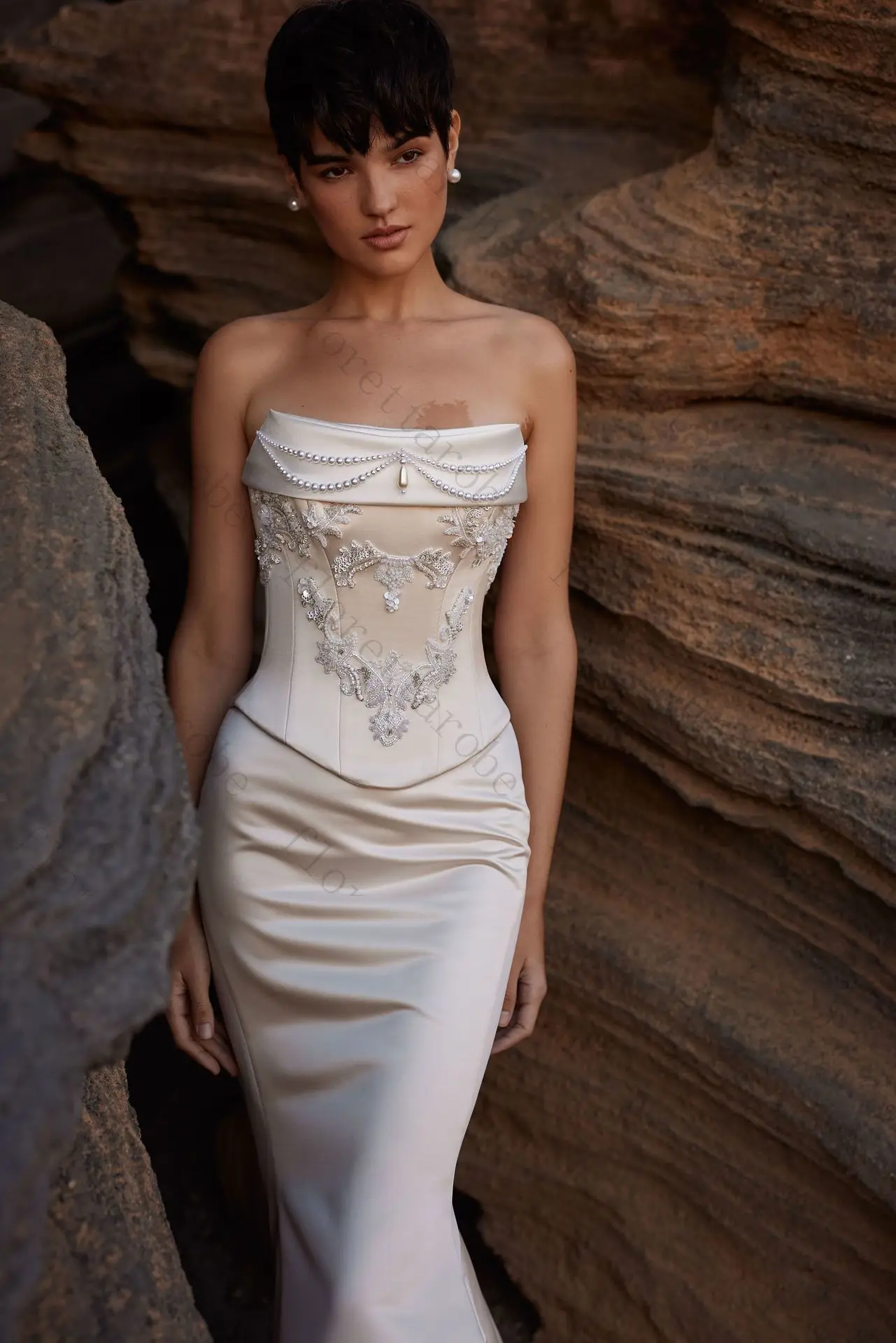 Abiti da Sposa Sirena Moderni e Glamour Personalizzati, Vestito da Sposa in Raso a Due Pezzi con Spalle Scoperte, Abiti da Sposa con Applicazioni di Perline - immagine 3