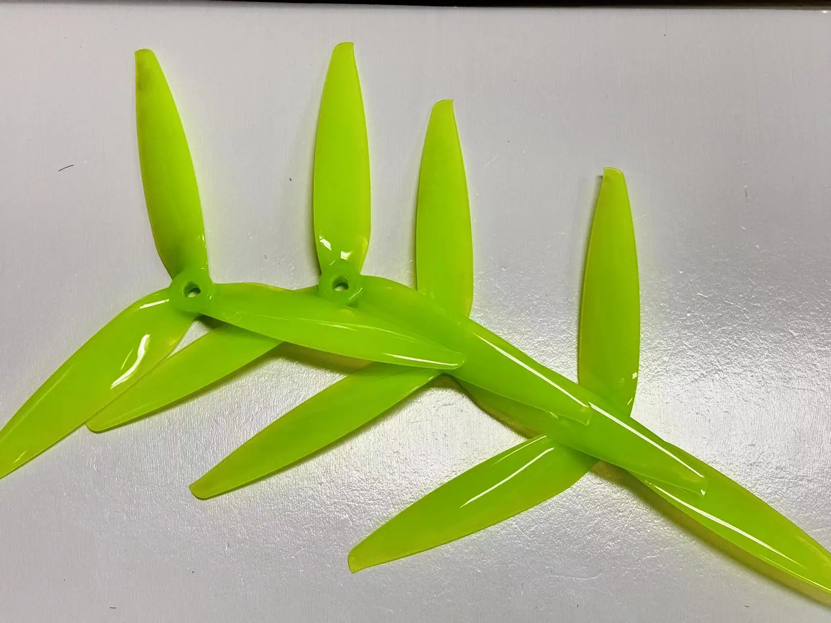 2 Paar 4 Farben Gemfan 7040 7.0x4.0 FPV PC 3 Propeller Propellerblätter CW CCW mit Durchgangsschaft für Spezialmotor 2407 – Detail 5