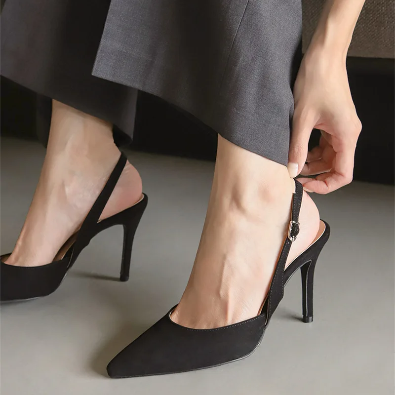 

Бежевые Босоножки на каблуке 2024 Женская бархатная обувь большого размера с пряжкой черные новые удобные замшевые закрытые летние заостренные женские босоножки