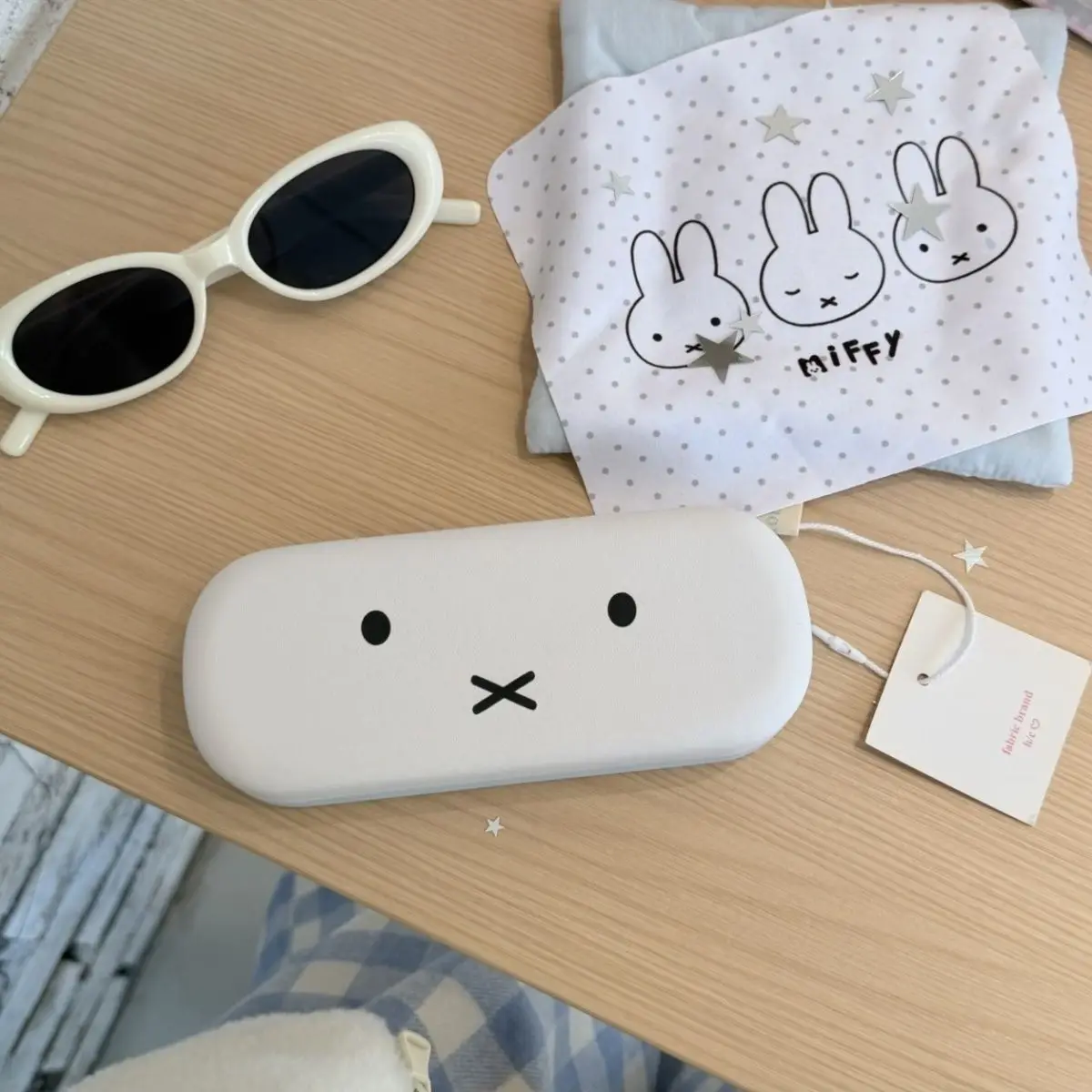 Cartoon Miffy Rabbit, süßes und niedliches kreatives Muster, für Herren und Damen, neue einfache Mode, tragbares magnetisches Brillenetui, Geschenk – Detail 3