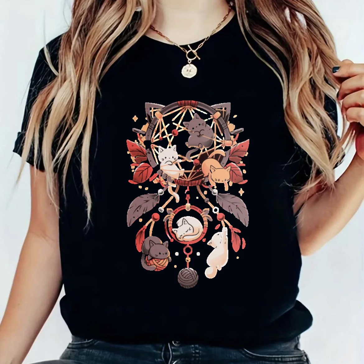 

Женская футболка с коротким рукавом и принтом «перья»