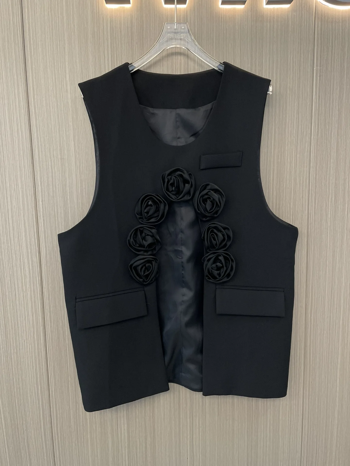 

Korean version pullover suit vest loose matching design sense flowers hollowed out foreign style senior fashion temperament10.18