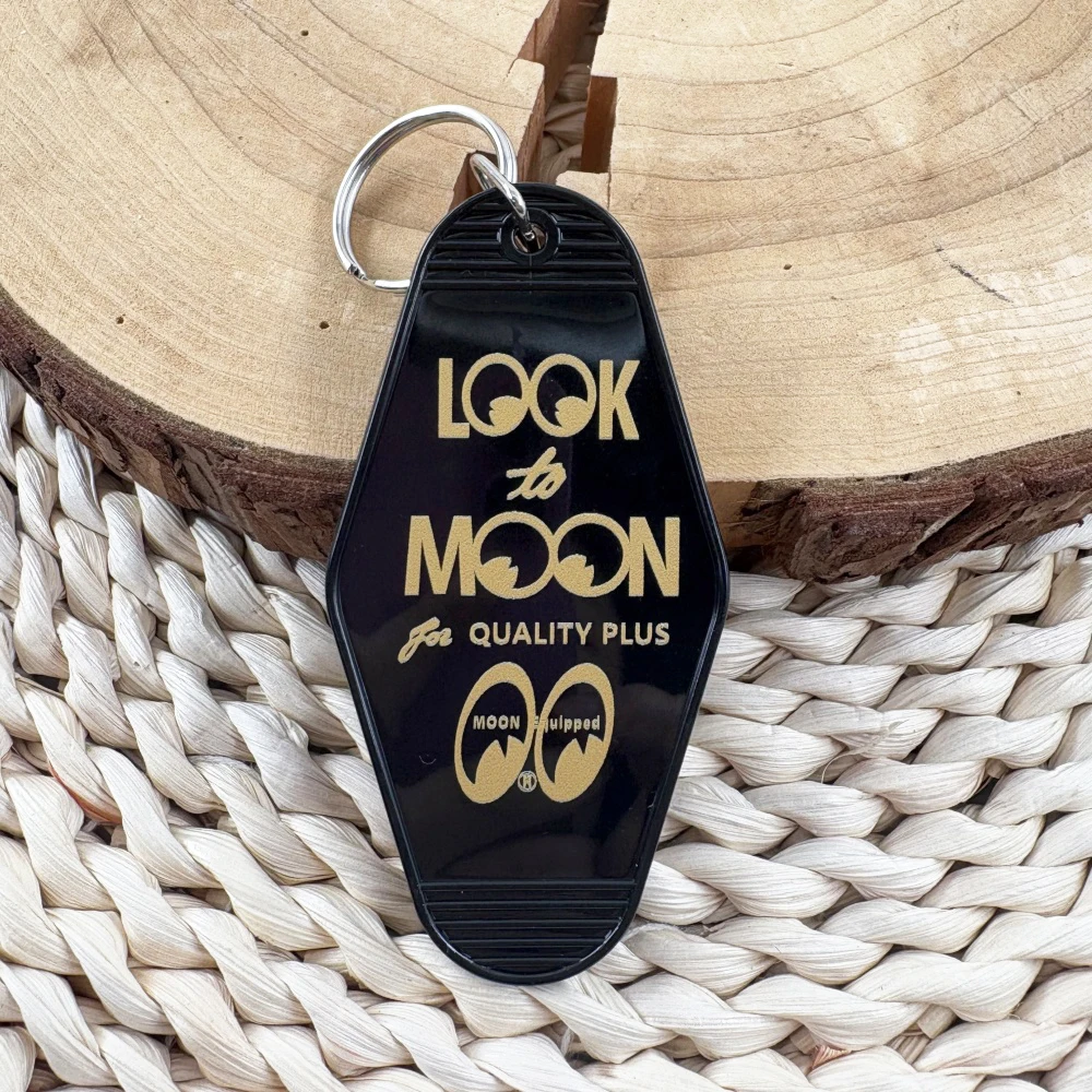 Mond Augapfel Logo Schlüsselanhänger Go With Moon Schlüsselanhänger Vintage Hotel Schlüsselkarte Rucksack Dekorativer Anhänger Geschwindigkeitsausrüstung & Zoll Acc