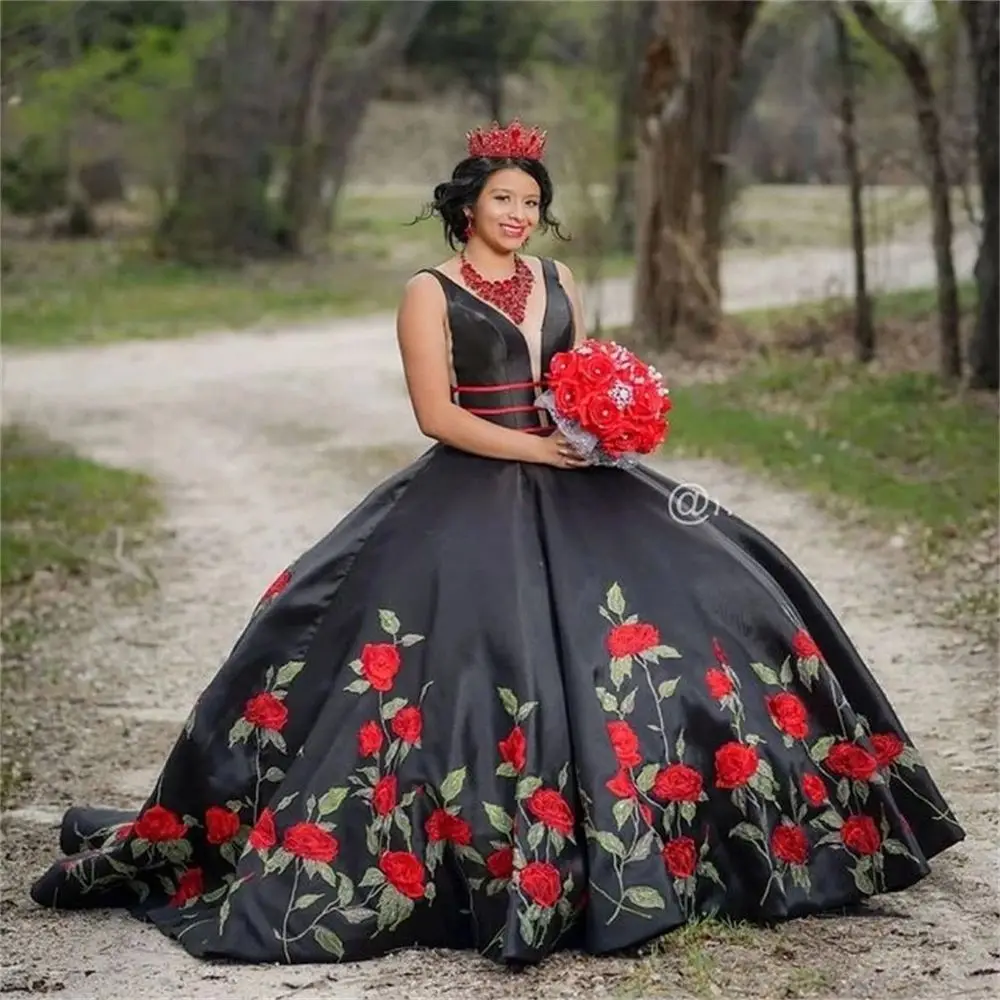

Lorencia Black Embroidery Charro Quinceanera Dress White Flowers V Neck Mexico Corset Sweet 16 Vestidos De XV 15 Anos YQD430