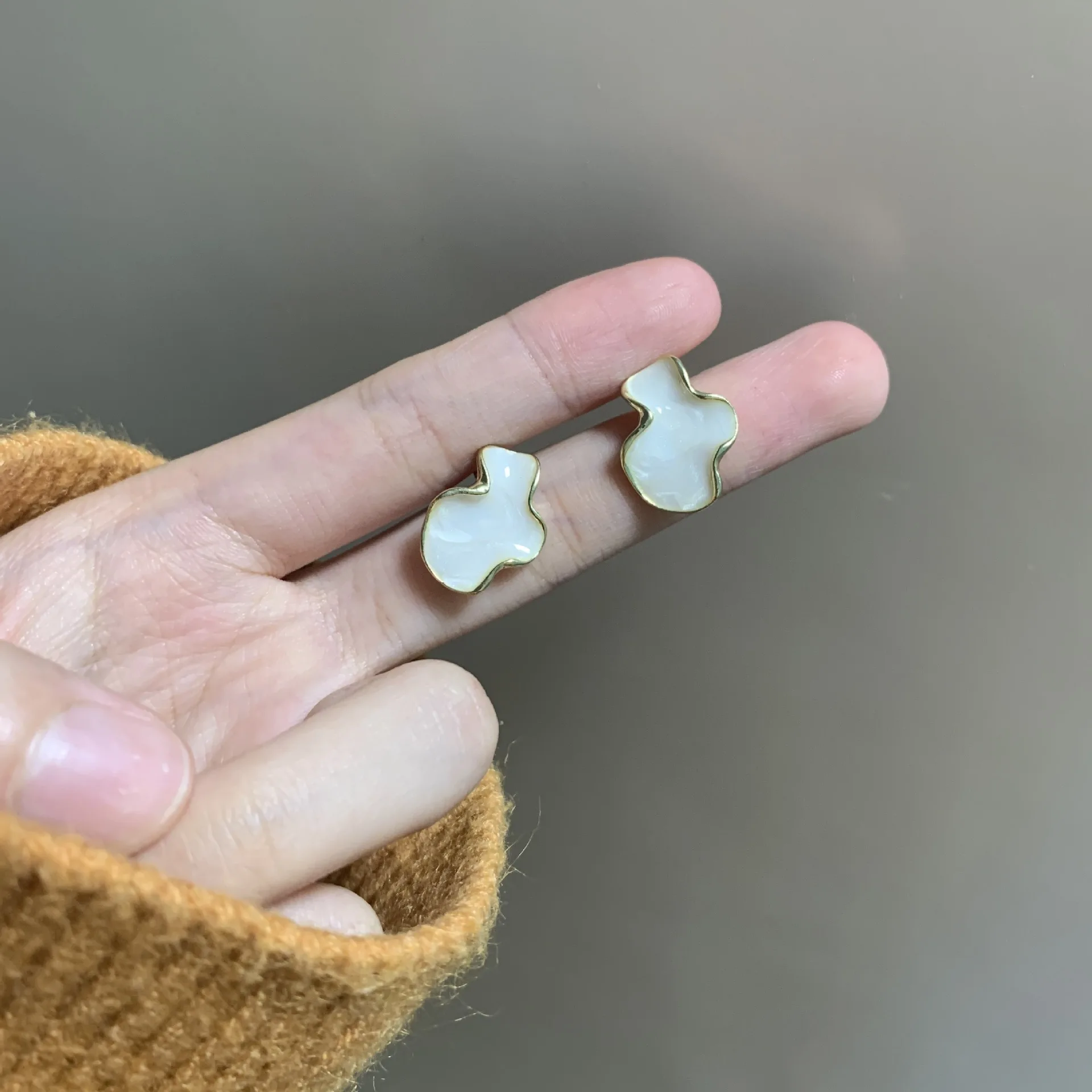 Weiße Emaille Öl blatt Ohr stecker für Frauen Geometrie unregelmäßige Curling Edge Ohrringe Party trend ige Persönlichkeit Schmuck Geschenk – Detail 5