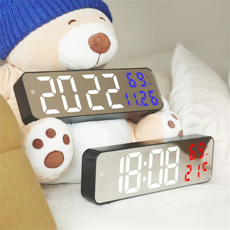 12/24 Hours Digital Alarm Clock Temperature Humidity Calendar Snooze Digital Desk Clock Night Mode USB Wall Mount LED Clock