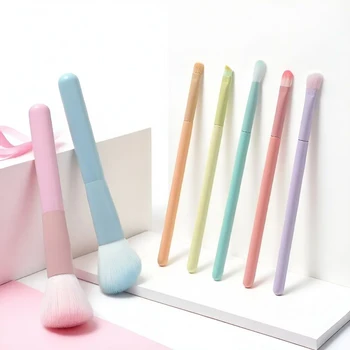 Un set completo di strumenti per il trucco comprese 7 pennelli per trucco colorati, cipria in polvere, contorno, ombretto, pennelli per sopracciglia, ecc.